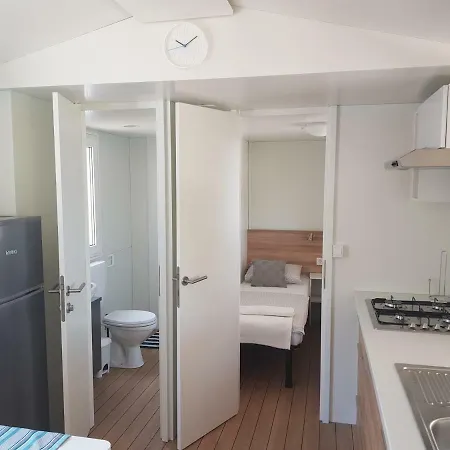 Kamp Lunga キャンプ場 イェゼラ